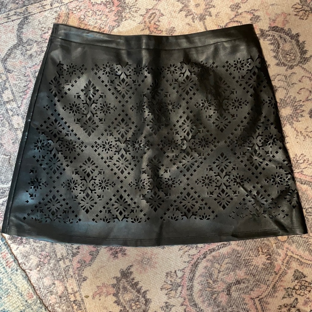 Faux leather patterned mini skirt